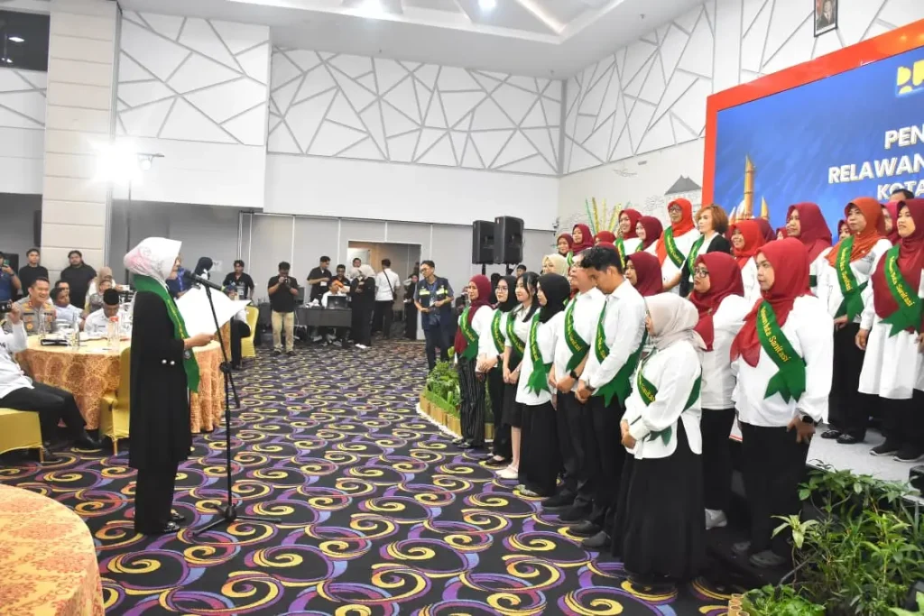 Duta Sanitasi Pontianak Yanieta Arbiastutie mengukuhkan Relawan Duta Sanitasi dalam Kick-off Pembangunan SPALD-T Kota Pontianak di Hotel Ibis, Rabu (19/8/2026).