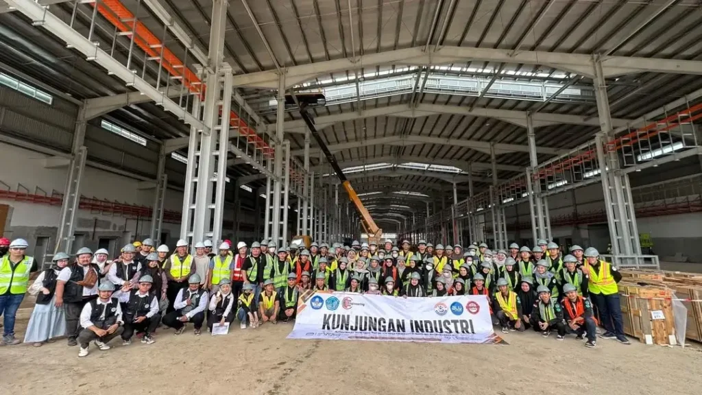 Mahasiswa Polnep mengunjungi proyek Kuching Urban Transportation System di Sarawak untuk mempelajari teknologi ART. (Foto: Suara Sarawak)
