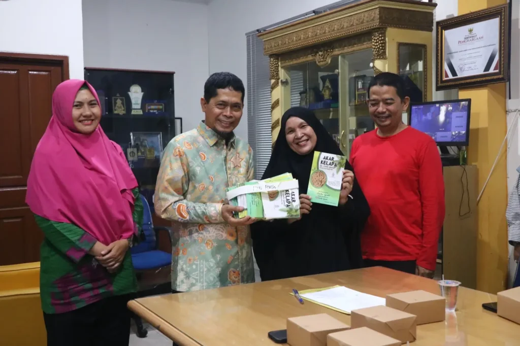 Pemkot Pontianak melalui DKUMP menyerahkan bantuan kemasan produk kepada pelaku UMKM melalui program Rumah Kemasan Gratis.