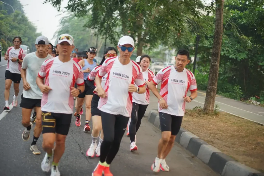 Tiga pelari Uber Running Crew (barisan depan) merayakan kemerdekaan dengan lari dari Pontianak menuju Kuching, Sabtu (22/8/2026).
