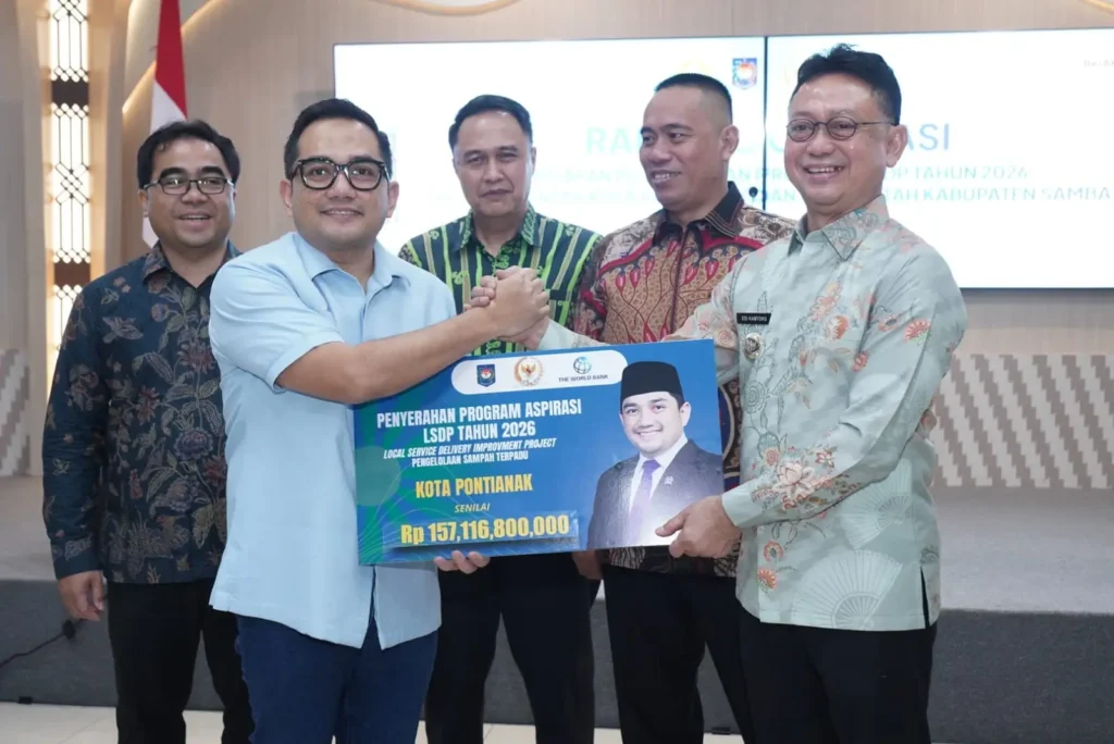 Wali Kota Pontianak Edi Rusdi Kamtono menerima secara simbolis program LSDP untuk pengelolaan sampah terpadu di Aula Sultan Syarif Abdurrahman Kantor Wali Kota Pontianak, Sabtu (22/8/2026).