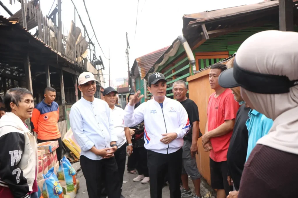 Wakil Wali Kota Pontianak Bahasan meninjau lokasi kebakaran enam rumah petak di Gang Sagu, Kelurahan Sungai Jawi Luar, Pontianak Barat.
