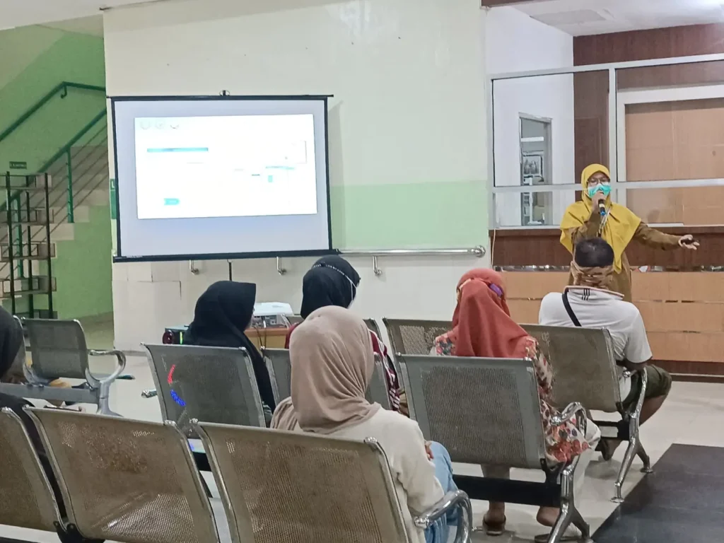 Ns. Rifda Angelina Wulandari memberikan edukasi pencegahan penularan TBC di RSUD SSMA Pontianak.