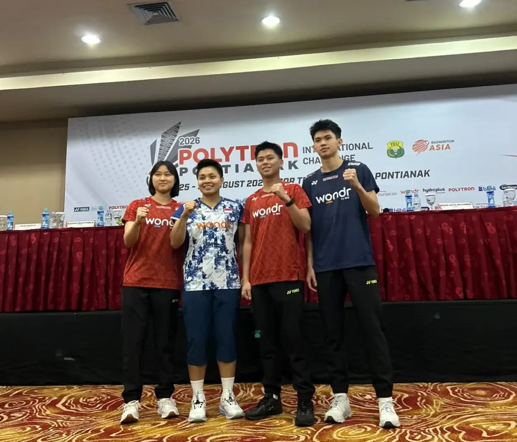 Pemain ganda campuran Indonesia Apriyani Rahayu (dua dari kiri) dalam sesi foto konferensi pers Pontianak International Challenge 2026 di Pontianak, Kalimantan Barat, Senin (24/8/2026).