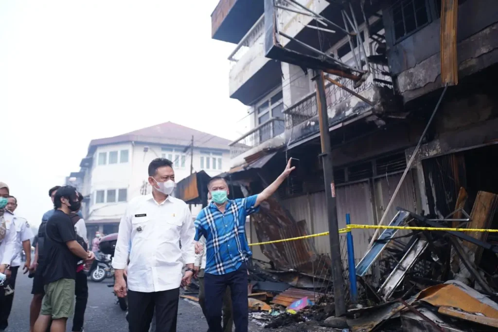 Wali Kota Pontianak Edi Rusdi Kamtono meninjau lokasi 18 ruko terbakar di Jalan Barito, Rabu (26/8/2026).