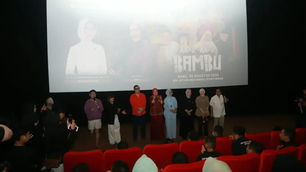 Ketua TP PKK Pontianak Yanieta Arbiastutie bersama anak-anak saat nonton bareng film Anak-anak Bambu di XXI Ayani Pontianak, Rabu (26/8/2026).