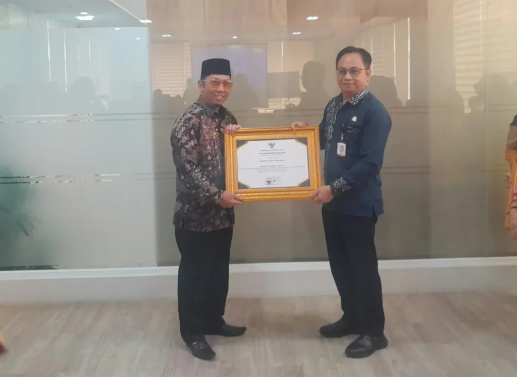 Kepala Bapperida Pontianak Yuli Trisna Ibrahim menerima plakat penghargaan Terbaik I Indeks Pengelolaan Keuangan Daerah klaster fiskal sangat tinggi di Kantor Bapperida Kalbar, Kamis (27/8/2026).