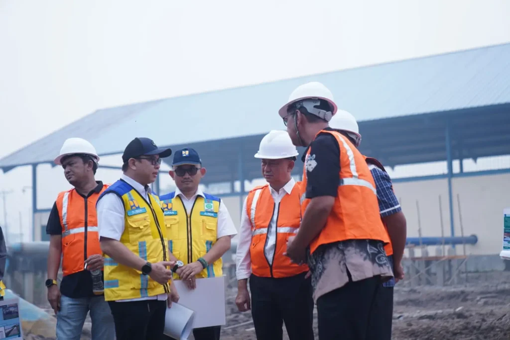 Wali Kota Pontianak Edi Rusdi Kamtono meninjau kondisi Waduk Penepat di Kuala Mandor B, Kubu Raya, Kamis (27/8/2026).