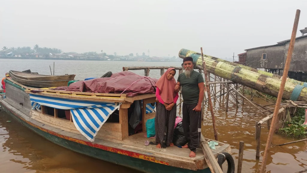 Motor air milik Hasan Karmana yang sebelumnya menjadi tempat tinggal sementara setelah rumahnya di tepian Sungai Kapuas roboh di Pontianak.
