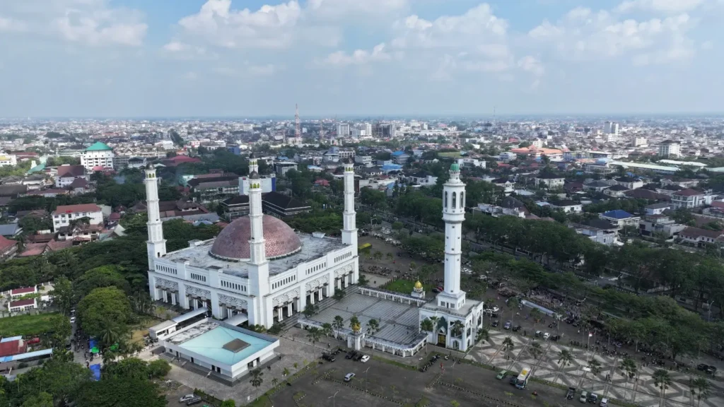 Masjid Raya Mujahidin Pontianak yang menjadi lokasi pelaksanaan salat istisqa di tengah kondisi kemarau dan kabut asap.