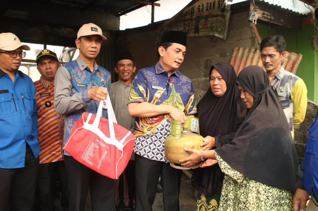 Wakil Wali Kota Pontianak Bahasan menyerahkan bantuan kepada warga terdampak kebakaran di Jeruju II, Pontianak Barat.