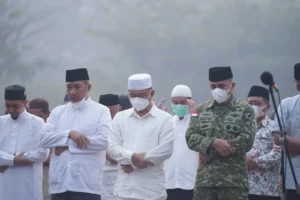 Wali Kota Pontianak Edi Rusdi Kamtono saat mengikuti salat istisqa di Masjid Raya Mujahidin Pontianak.