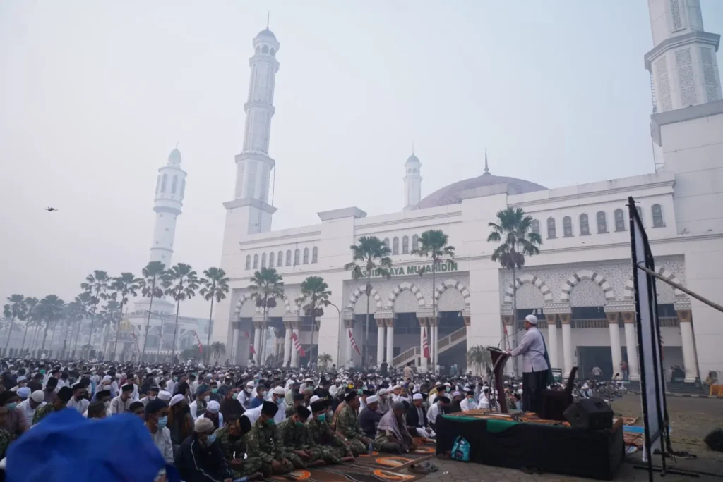 Ribuan umat Islam mengikuti salat istisqa di halaman Masjid Raya Mujahidin Pontianak.