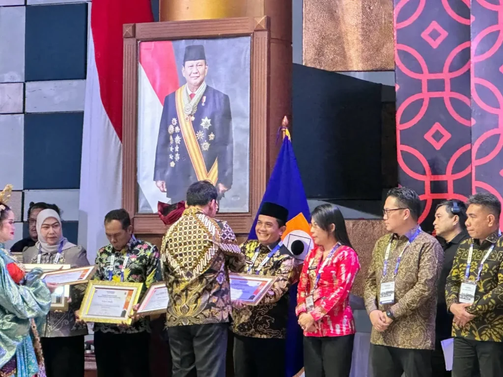 Wakil Wali Kota Pontianak Bahasan menerima penghargaan Indeks Keinsinyuran Daerah (IKD) 2026 di Jakarta.