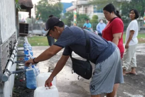 Warga memanfaatkan layanan air tawar di tengah kondisi air baku asin di Pontianak.