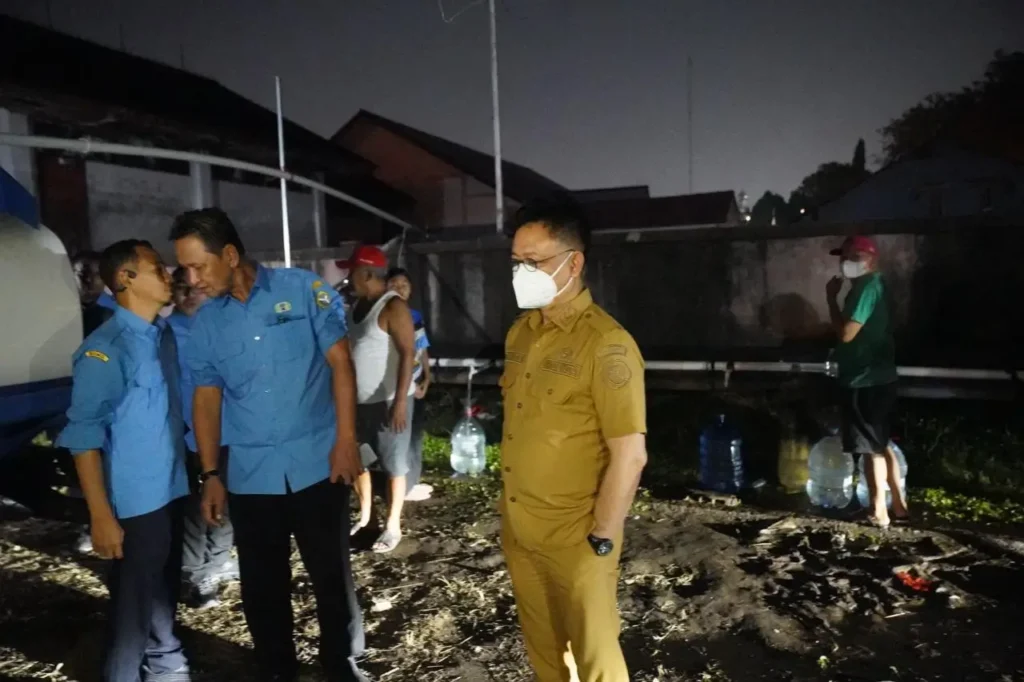 Wali Kota Pontianak Edi Rusdi Kamtono meninjau layanan air tawar di booster Perumnas III.