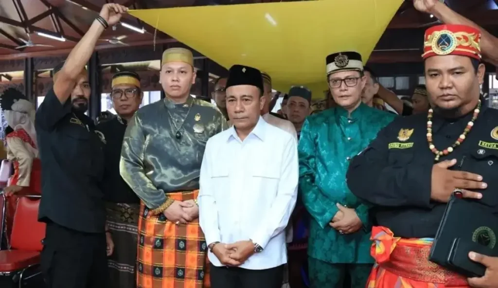 Wagub Kalbar Krisantus Kurniawan melantik pengurus YPBM se-Kalbar dan mendorong penguatan kerukunan lintas etnis serta pelestarian budaya.