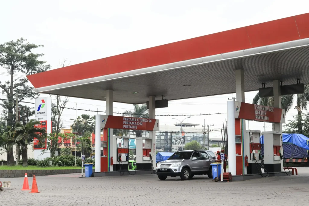 ilustrasi - Pengendara mengisi BBM di SPBU Pertamina usai penurunan harga Pertamax Series per 1 Agustus 2026.