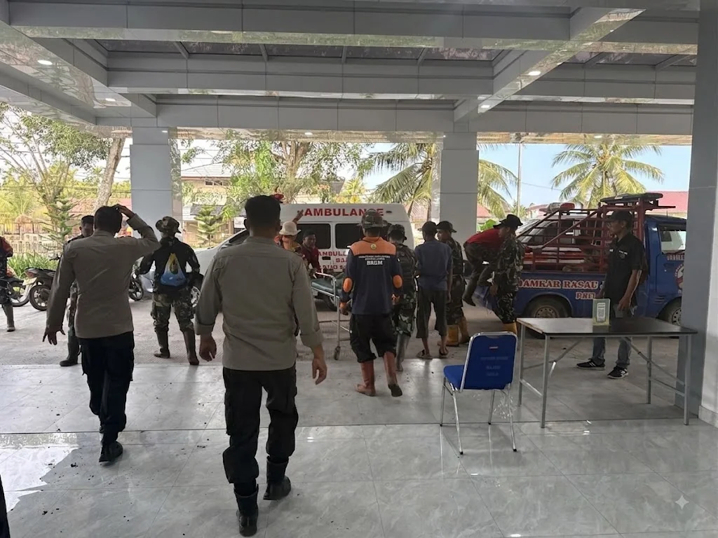 Tim gabungan mengevakuasi penjaga kebun yang meninggal saat membantu memantau karhutla di Kubu Raya.