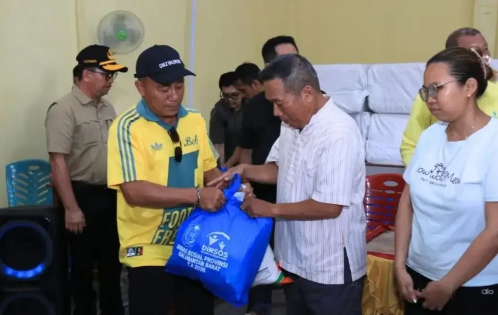 Wagub Kalbar Krisantus Kurniawan menyerahkan bantuan logistik kepada korban kebakaran Pasar Sungai Duri