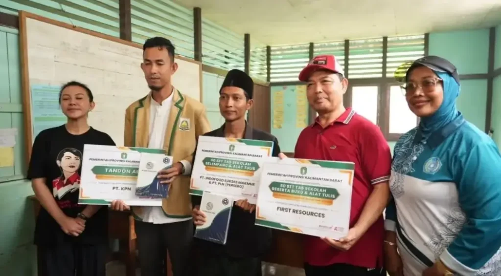 Gubernur Kalbar Ria Norsan menyalurkan bantuan pendidikan saat mengunjungi lembaga pendidikan dan keagamaan di Serimbu dan Ngabang, Landak.