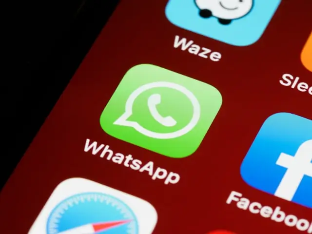 Ilustrasi - Perwakilan WhatsApp dan Kemkomdigi membahas pemblokiran akun WhatsApp di Jakarta, Rabu (26/8/2026). (Foto: unsplash.com/@brett_jordan)