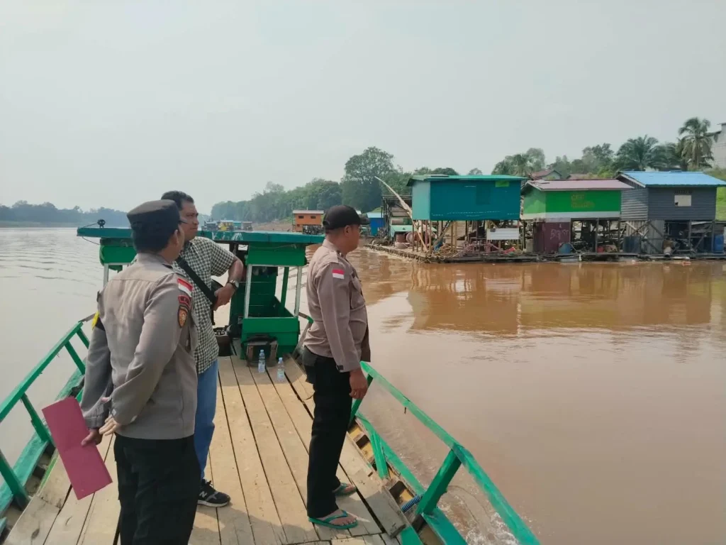Polisi menemukan 20 set mesin PETI tanpa pemilik di tepian Sungai Kapuas, Kapuas Hulu.