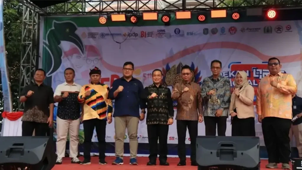 Gubernur Kalbar Ria Norsan melepas peserta Lomba Karnaval Kemerdekaan dan Drum Band se-Kalbar di Jalan Diponegoro, Pontianak, Minggu (16/8/2026).