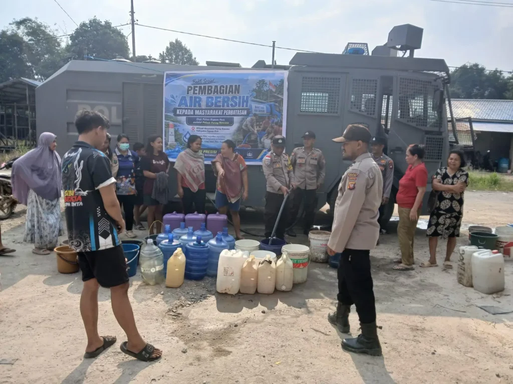 Polres Kapuas Hulu menyalurkan bantuan air bersih kepada warga terdampak kemarau panjang di Desa Sungai Antu, kawasan perbatasan RI-Malaysia.
