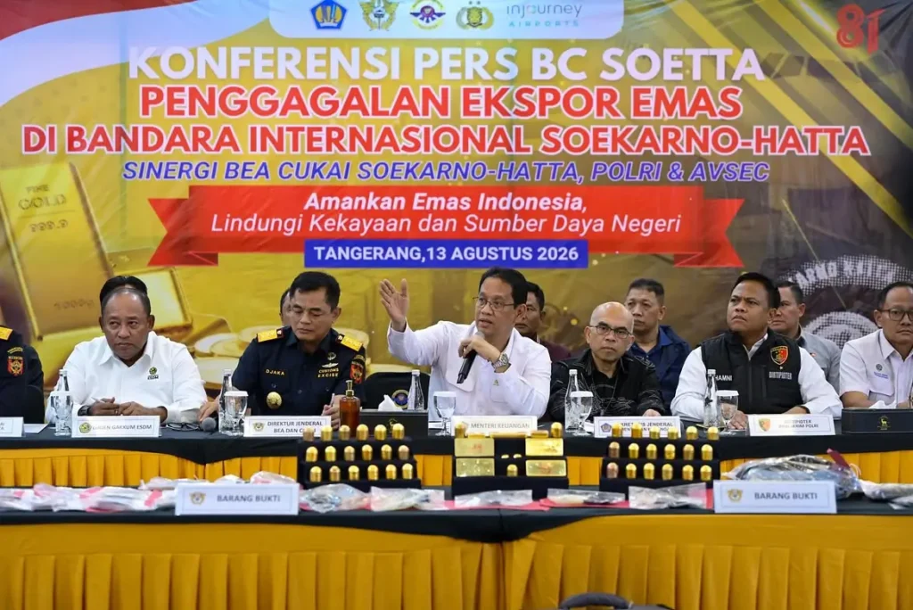 Menteri Keuangan Purbaya Yudhi Sadewa bersama jajaran Bea Cukai saat mengungkap kasus penyelundupan emas di Bandara Soekarno-Hatta.