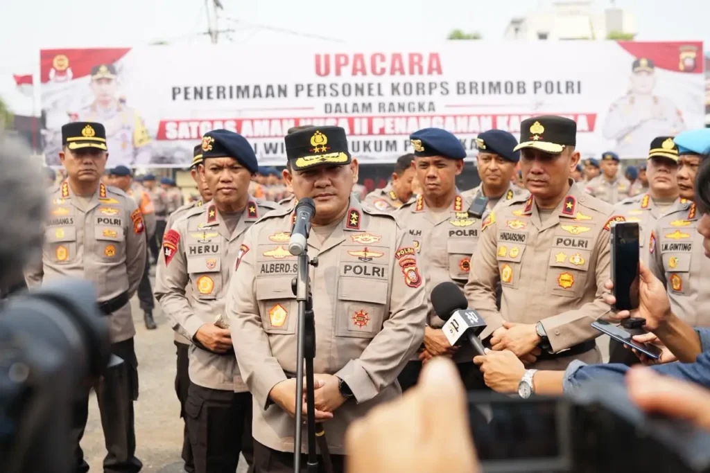 Kapolda Kalbar Irjen Pol Alberd Teddy Benhard Sianipar memimpin apel penerimaan 300 personel BKO Brimob untuk penanganan karhutla di Kalimantan Barat. (Foto: Polda Kalbar)