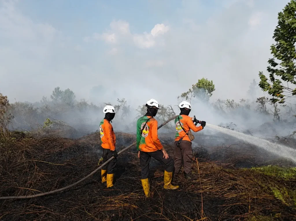 Tim SAR Direktorat Samapta Polda Kalbar memadamkan api karhutla di belakang SMKN 1 Sungai Raya, Kabupaten Kubu Raya.