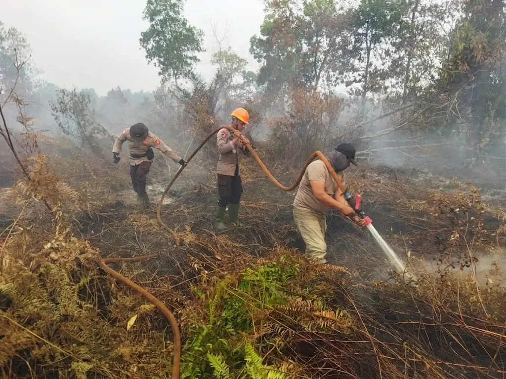 Polisi memperketat pemadaman karhutla yang berjarak sekitar 150 meter dari permukiman warga di Kubu Raya. (Foto: Res-KKR)