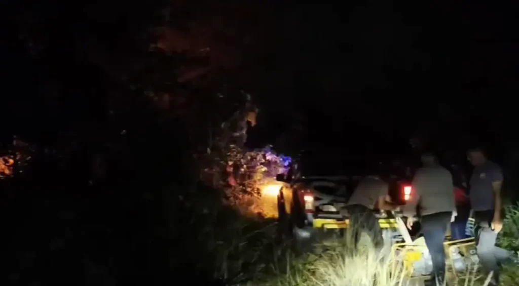 Tim gabungan memadamkan kebakaran lahan warga di Dusun Tanah Merah, Sukadana, Kayong Utara.