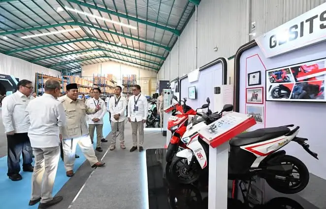 Presiden Prabowo Subianto saat meluncurkan Motor Listrik Nasional (MoLiNas) di Fasilitas Produksi ALVA, Cikarang, Bekasi.