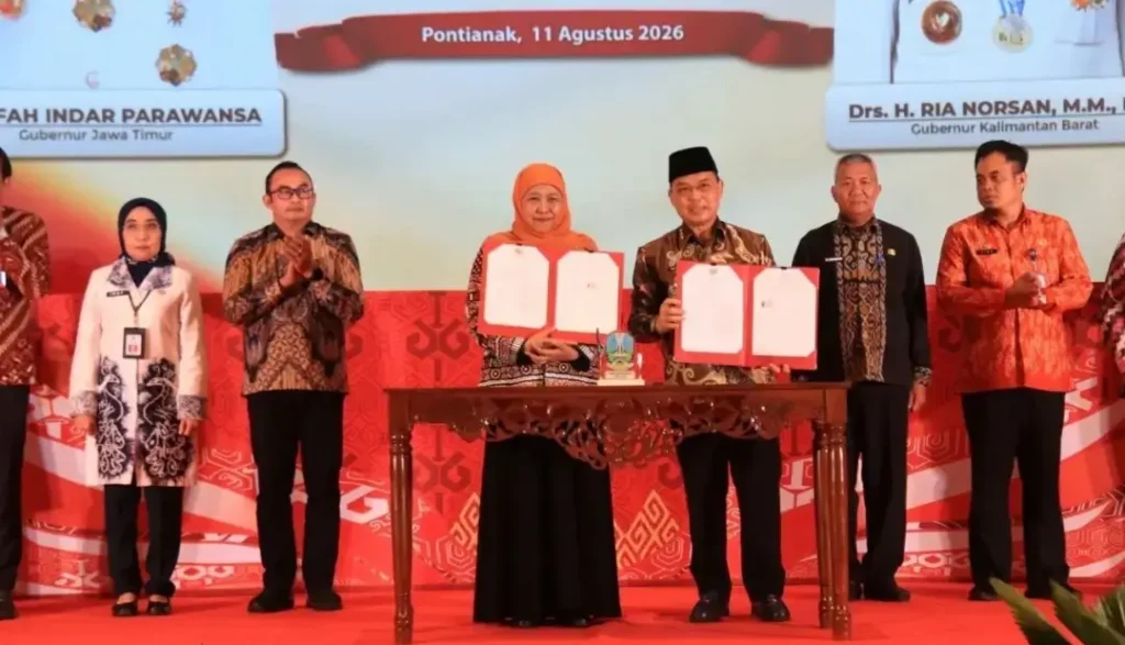 Gubernur Kalbar Ria Norsan dan Gubernur Jatim Khofifah Indar Parawansa menandatangani kerja sama Misi Dagang 2026 di Pontianak.