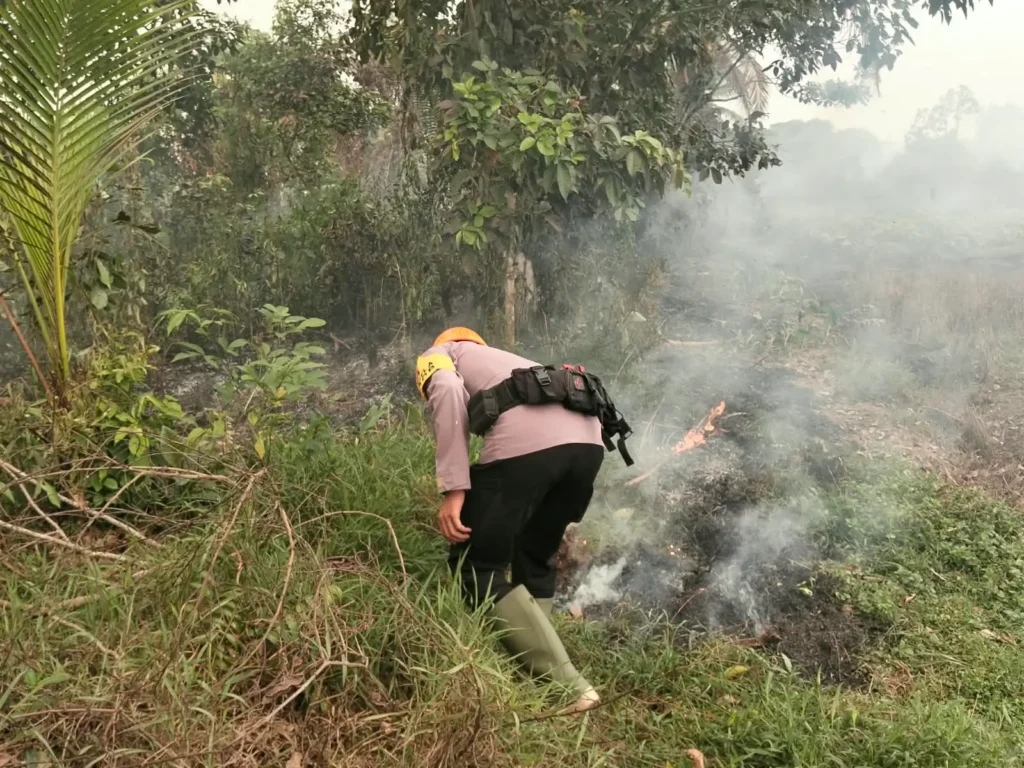 Personel Satgas Aman Nusa II menggunakan aplikasi Lancang Kuning untuk memantau hotspot karhutla di Kalimantan Barat. (Foto: Hms-Polda Kalbar)