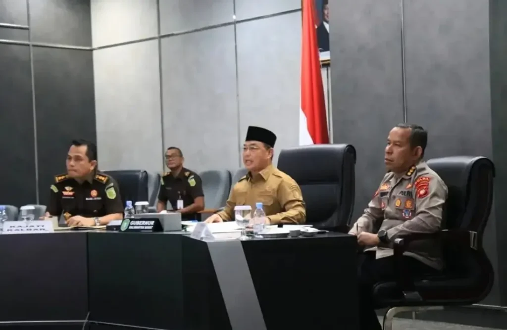 Gubernur Kalbar Ria Norsan mengikuti rapat koordinasi penanganan karhutla secara virtual.
