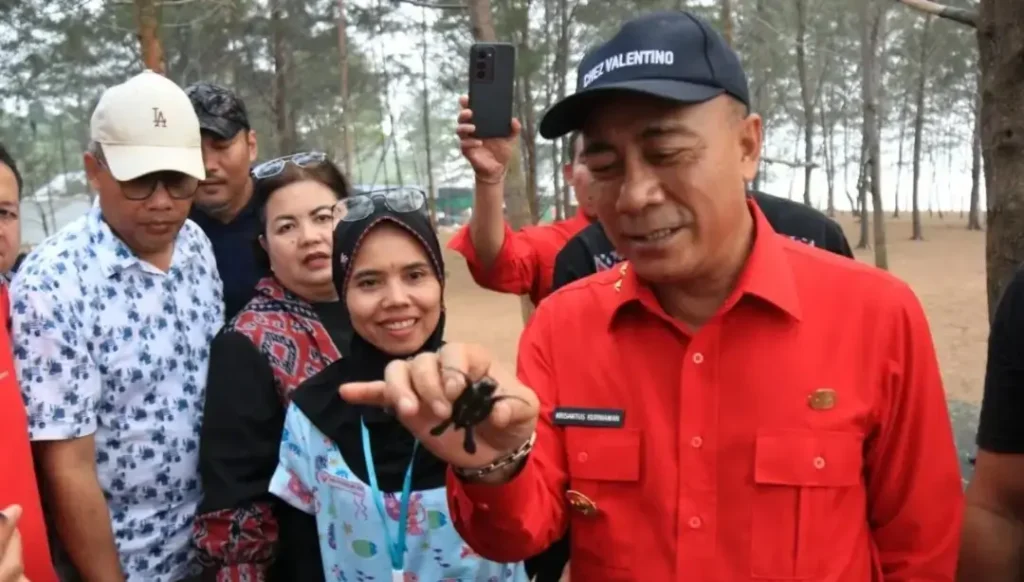 Wagub Kalbar Krisantus Kurniawan melepas tukik di Pantai Tanjung Api Sambas