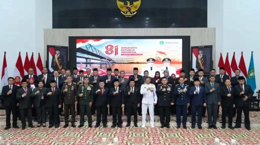 Gubernur Kalbar Ria Norsan bersama Wakil Gubernur Krisantus Kurniawan mengikuti penyampaian RUU APBN 2027 dan Nota Keuangan secara virtual dari Balai Petitih.