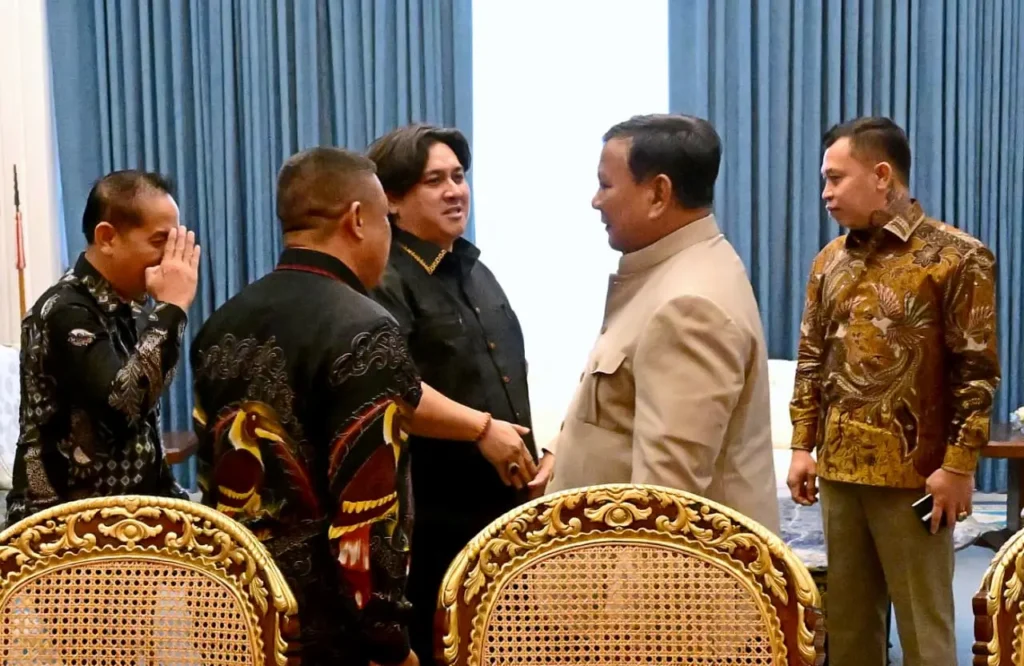 Panglima Jilah bertemu Presiden Prabowo Subianto di Istana Merdeka membahas penanganan karhutla Kalbar. (Foto: BPMI Setpres)