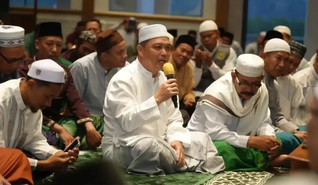 Gubernur Kalbar Ria Norsan bersama jemaah mengikuti kegiatan Subuh Keliling di Masjid Agung Oesman Al-Khair, Kabupaten Kayong Utara.