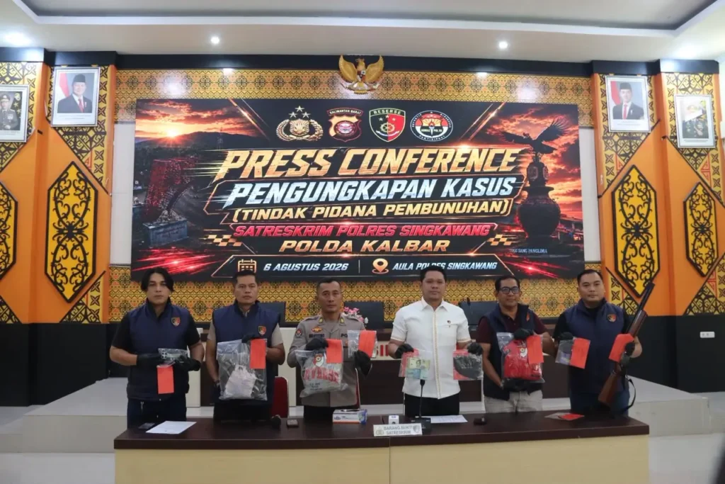 Polisi menunjukkan barang bukti kasus penembakan maut di Singkawang yang diduga dipicu sengketa tanah antar saudara.