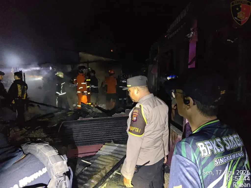 Petugas pemadam kebakaran dan personel Polres Singkawang melakukan penanganan kebakaran yang menghanguskan delapan rumah di Kelurahan Roban, Singkawang Tengah, Senin (17/8/2026).