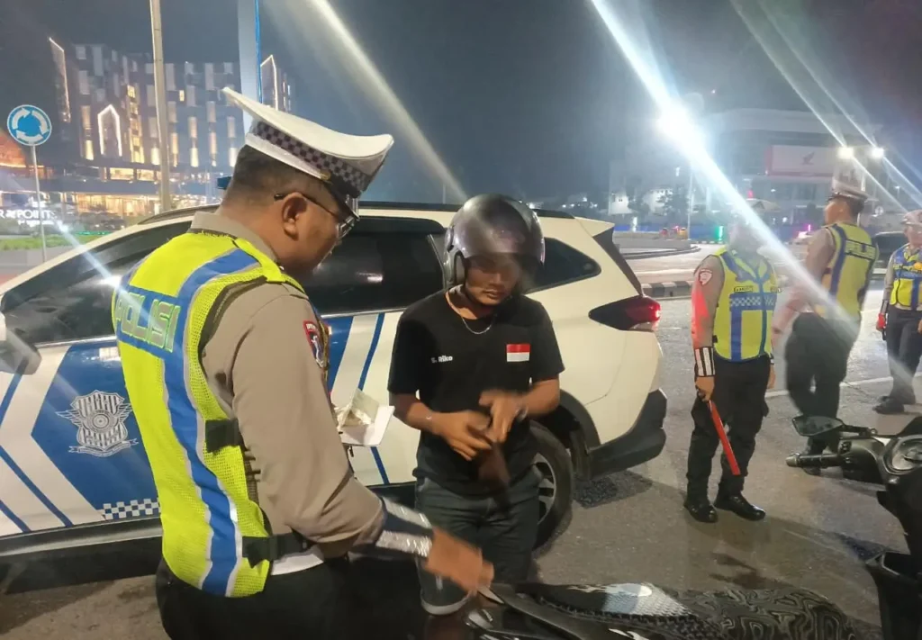 Polisi menertibkan sepeda motor berknalpot brong dalam razia Satlantas Polresta Pontianak.