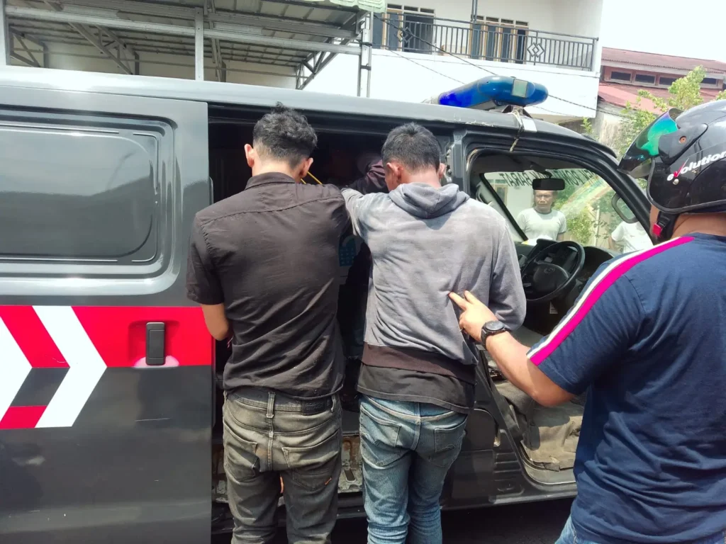 Tim Enggang Resta Polresta Pontianak mengamankan empat terduga pelaku percobaan pencurian kabel listrik di Pontianak Barat, Minggu (16/8/2026).