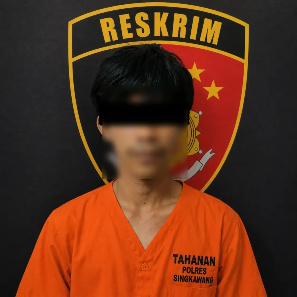 Terlapor kasus dugaan persetubuhan anak di Singkawang saat menjalani pemeriksaan polisi.