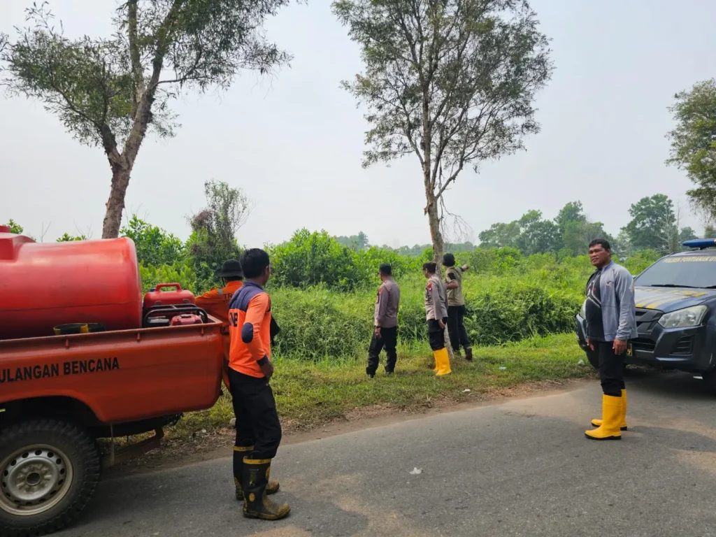 Polisi dan petugas damkar memantau lokasi rawan karhutla serta mengecek sumber air di Pontianak Utara.
