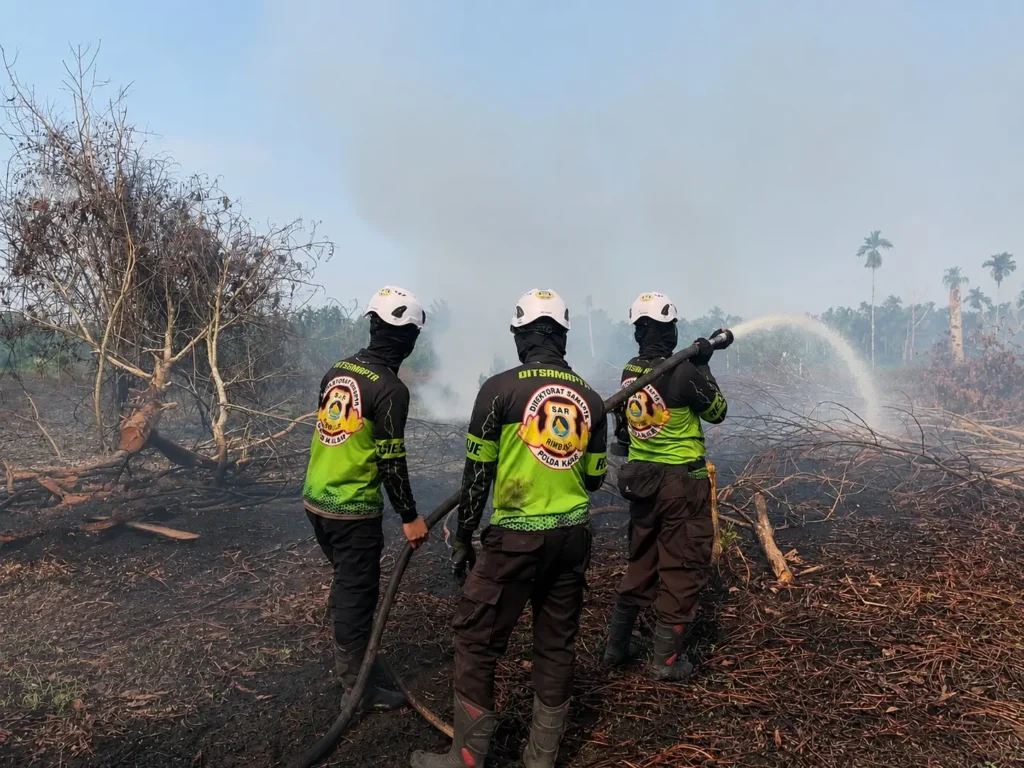 Tim SAR Polda Kalbar memadamkan titik api di Desa Punggur Kecil, Kubu Raya. (Foto: Hms-Polda Kalbar)