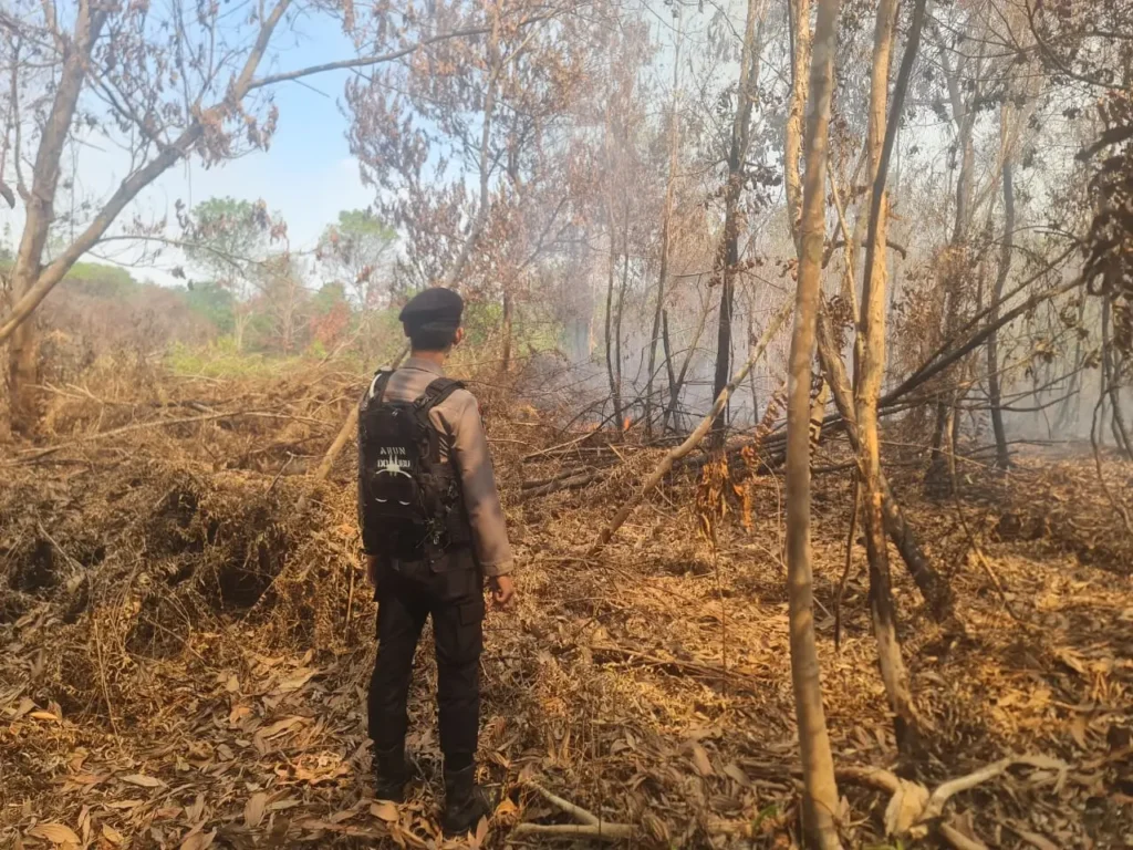 Personel Polsek Pontianak Selatan melakukan patroli dan pengecekan lahan gambut untuk mencegah karhutla di Kecamatan Pontianak Selatan.